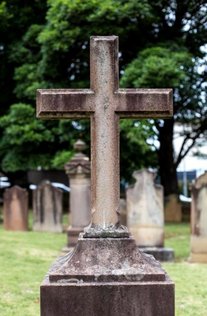 Croix en pierre dans un cimetière